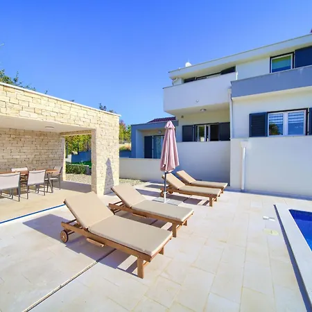Adria Mit Garten- Grill Und Terrasse By Interhome Feriehus *
